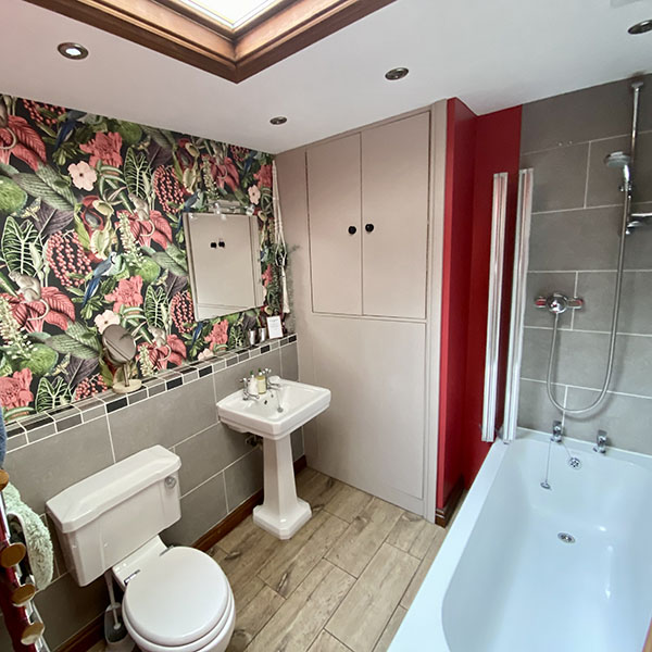 Tyan cottage family bathroom
