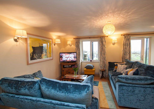 Yan Holiday Cottage contemporary open plan lounge
